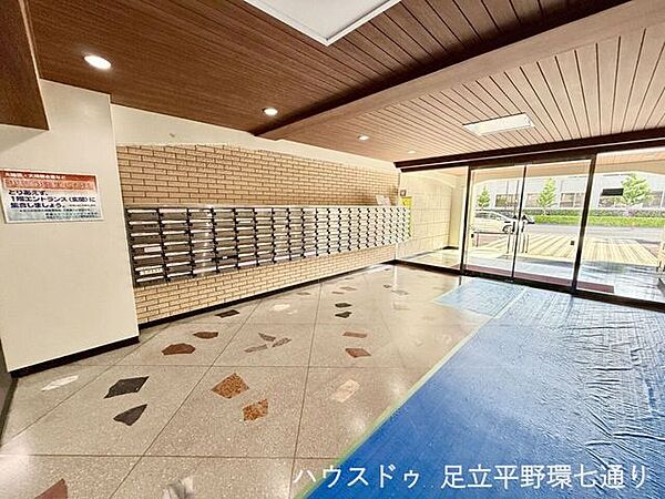 木目調の天井が温かみを演出するエントランスホール。広さもあり、来客時にも安心感のある共用空間です。