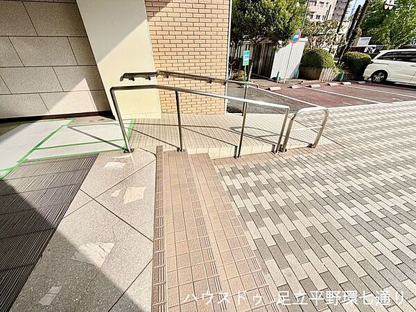 スロープ付きでベビーカーや荷物の移動も快適。どなたでも使いやすい設計が魅力です。