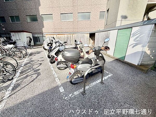 バイク置場・駐輪場を完備。通勤や通学にも便利で、生活の幅が広がる設備が整っています。