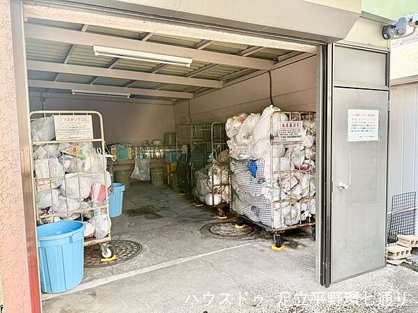 ゴミ置き場は屋根付きで雨の日も安心。分別スペースも確保されており、清潔に利用できます。