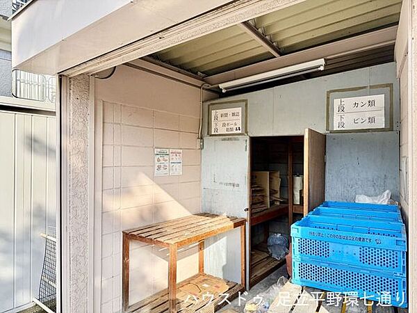 資源ごみ置場も完備され、分別しやすい環境。日常のゴミ出しがスムーズに行えます。