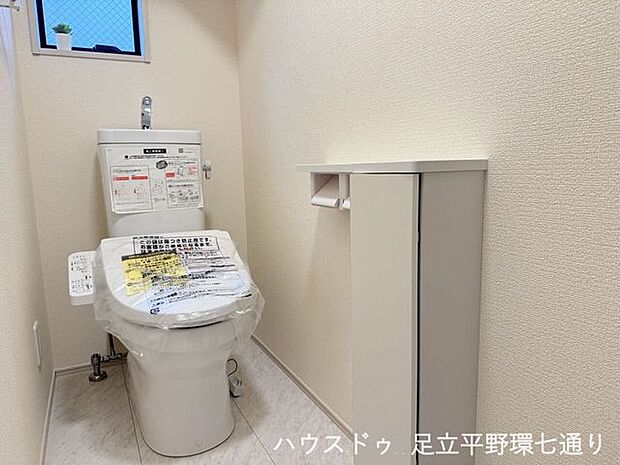 温水洗浄便座付きの清潔感あるトイレ。窓があり、自然換気や採光ができる快適な空間です。