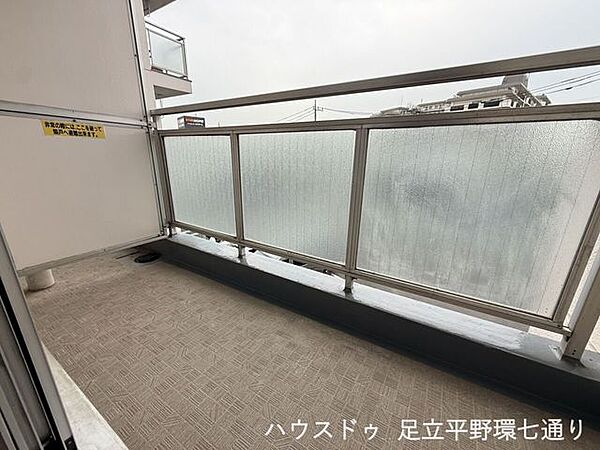 洗濯物を干すスペースを確保したバルコニー。目隠しパネル付きで、外からの視線にも配慮されています。