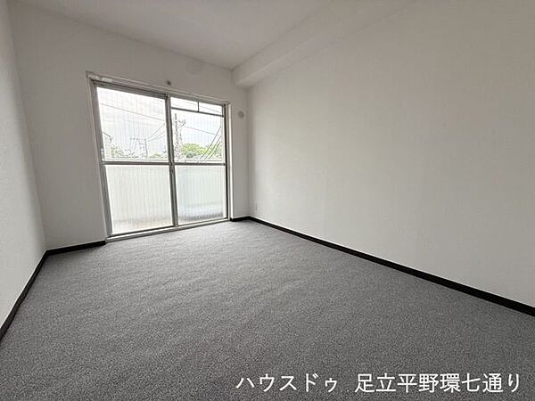 カーペット敷きの落ち着いた洋室。大きな窓があり、寝室や子ども部屋など幅広く活用できます。