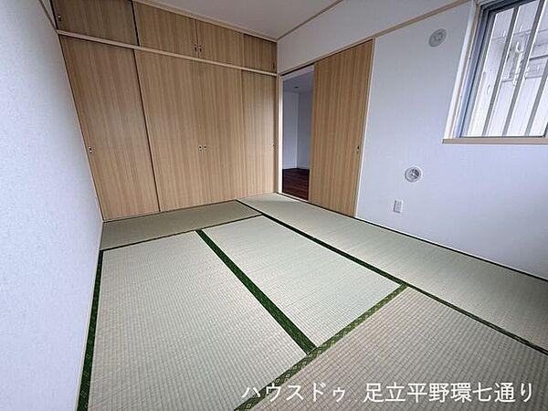 天袋付きの大容量収納を備えた和室。窓から光が入り、寝室や客間、くつろぎスペースとして活用できます。