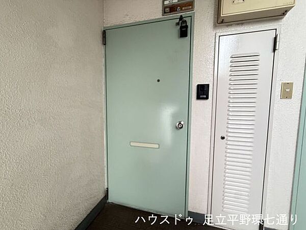 玄関前にはモニター付きインターホンを設置。来訪者を確認してから応対でき、安心感があります。