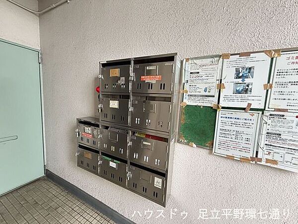 共用部には集合ポストと掲示板を設置。郵便物の受け取りや管理情報の確認に便利です。