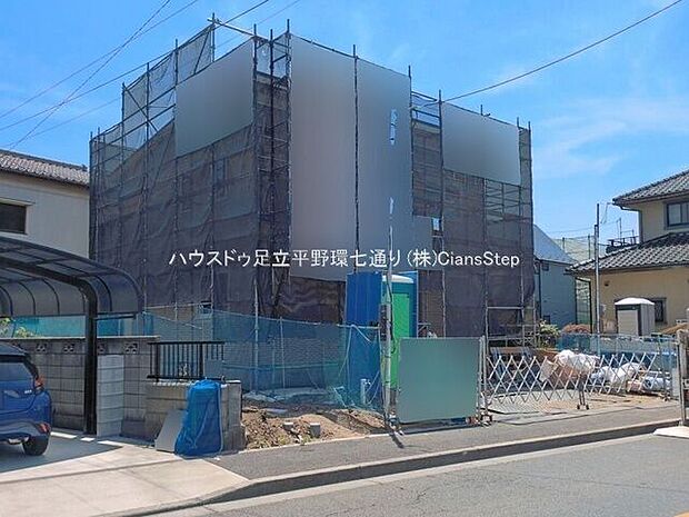 角度を変えた建築中の外観。敷地の広がりや周辺住宅との距離感が分かり、現地の雰囲気を把握できます。