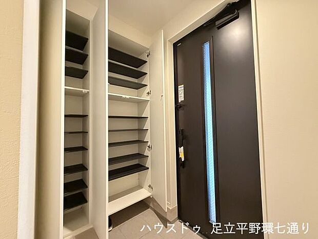 玄関にはたっぷり収納できるシューズボックスを備え、靴や小物をすっきり整理できます。