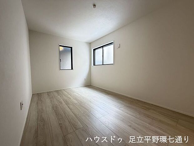 2面採光の明るい洋室。シンプルな内装で、好みの家具を配置しやすい空間です。