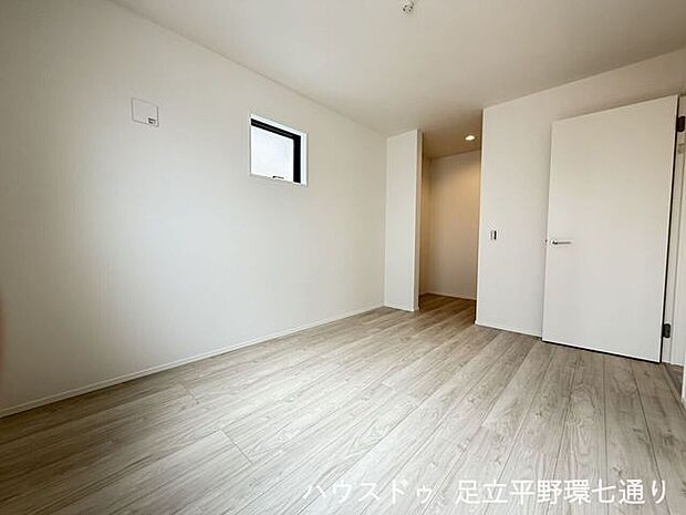 落ち着いた色合いのフローリングが魅力。ゆとりある広さで快適に過ごせます。