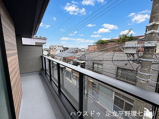 開放感のあるバルコニー。周囲の街並みを見渡せ、気分転換にも適した空間です。