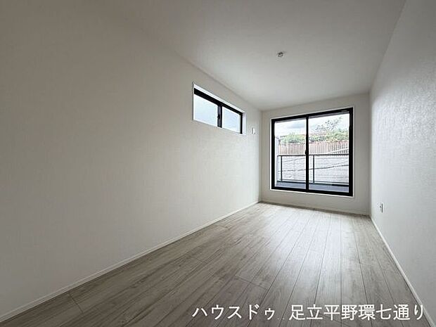 大きな窓から光を取り込む洋室。寝室や子ども部屋など幅広く活用できます。