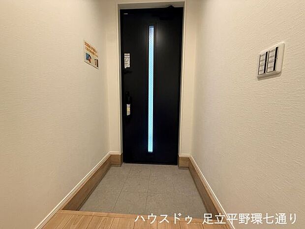 落ち着きのある玄関空間。ブラックの玄関ドアが住まいの印象を引き締めます。