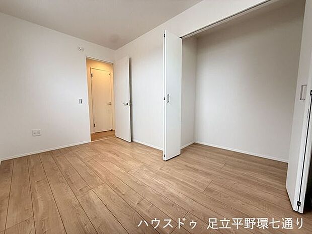 奥行きのあるクローゼットを備えた洋室。収納力があり、住空間をすっきり整えやすいのが魅力です。
