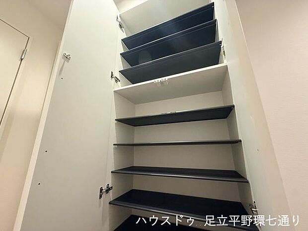 高さのあるシューズボックスを備え、靴や小物をすっきり整理できます。