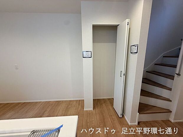 キッチン横のパントリーは食品や日用品のストックに便利。生活感を抑えたすっきり空間を保てます。