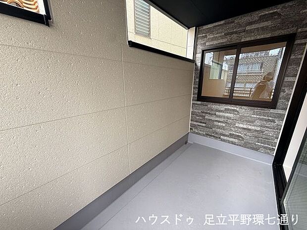 屋根付きのバルコニーは、急な天候の変化にも対応しやすい便利な空間です。
