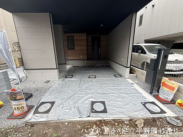 カースペースを備えた外観。玄関までのアプローチもすっきり整えられています。