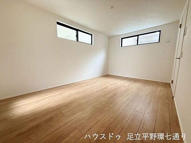 二面に窓を設けた明るい洋室。寝室や子ども部屋など幅広く活用できます。