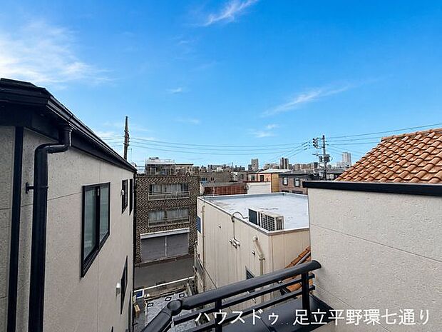 周辺の街並みを見渡せる開放的な眺望。空の広がりも感じられます。