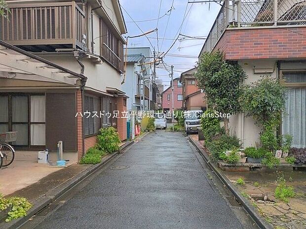 落ち着いた住宅街に面した前面道路。穏やかな住環境で、ゆったりとした暮らしを叶えます。
