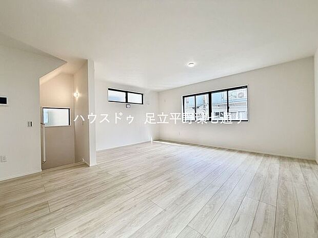広々LDKは明るく開放的。家族団らんの時間をゆったり過ごせる空間です。
