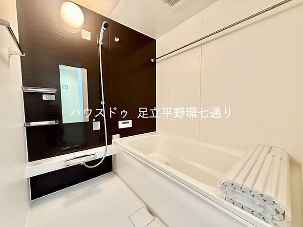 ゆったりとした浴室は一日の疲れを癒す快適空間。追い焚き機能付きでいつでも温かい湯船。