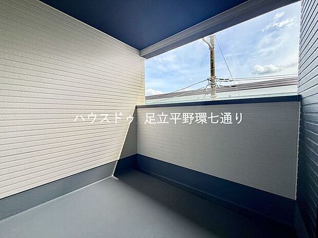 開放感のあるバルコニーは採光・通風良好。洗濯物も気持ちよく干せる快適な空間です。