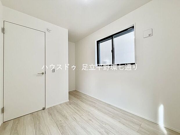 小窓付きで採光良好。自然光が差し込み、明るく心地よい居室空間を実現。