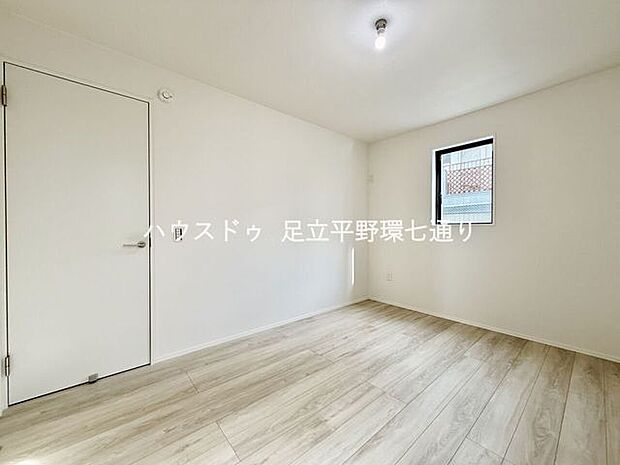 シンプルで使いやすい洋室。家具配置もしやすく多用途に活用可能な空間です。