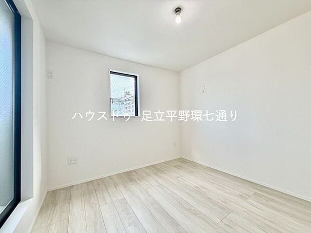 各居室に収納スペースを確保。衣類や荷物を整理しやすくお部屋を広く使えます。