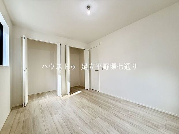 クローゼット付きで収納便利。生活感を抑えたすっきりした空間を維持できます。