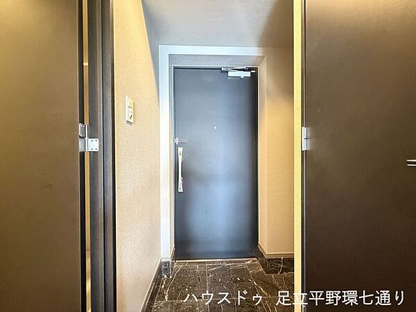 大理石調の床材を採用した、重厚感と高級感のある玄関スペースです。