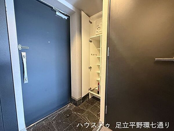 高さのある玄関収納を備え、靴や小物をすっきり整理できる使いやすい玄関です。