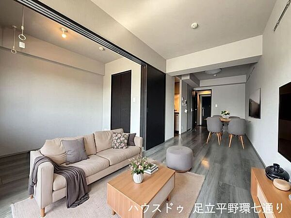 可動間仕切りを開放すれば、洋室とリビングがつながるゆとりある一体空間として使えます。※生成AIによるイメージです