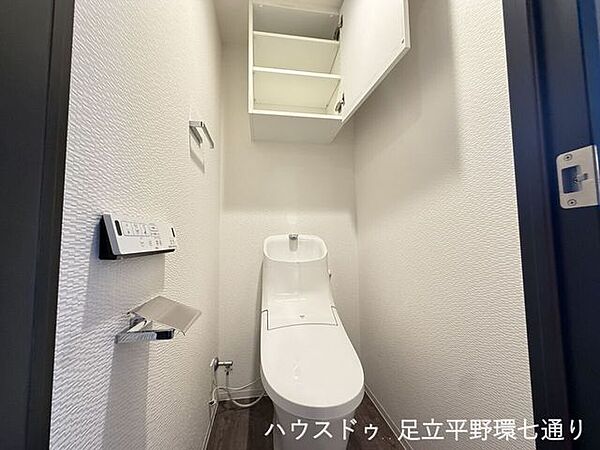 温水洗浄機能付きトイレを採用。上部収納もあり、日用品をすっきり保管できます。