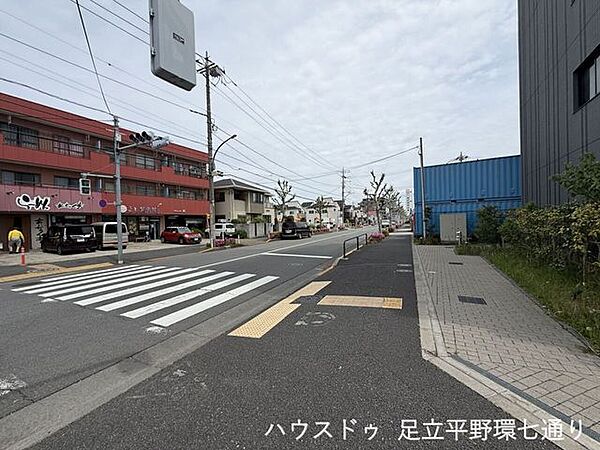 周辺は交通量も比較的落ち着いており、生活しやすい住環境が整っています。