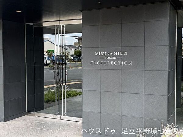 スタイリッシュな館銘板が目を引く外観。上質な暮らしを感じさせる佇まいです。