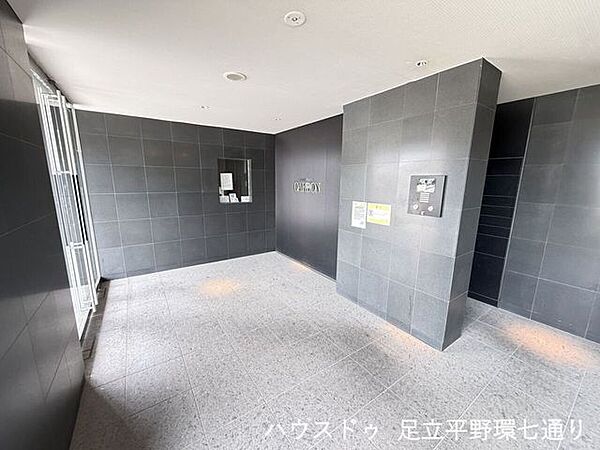 重厚感あるデザインのエントランスは高級感があり、来訪者にも好印象を与えます。オートロック付きで防犯面にも配慮された安心の住まいです。