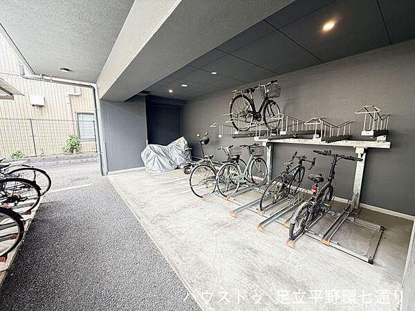 屋根付き駐車場で大切なお車を雨風から守ります。天候を気にせず利用可能です。