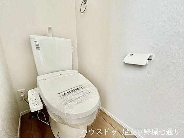 温水洗浄便座を備えた清潔感のあるトイレ。落ち着いて利用できるシンプルな空間です。