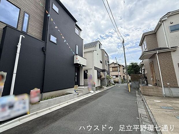 前面道路は見通しがよく、車の出し入れや日々の移動もスムーズに行えます。