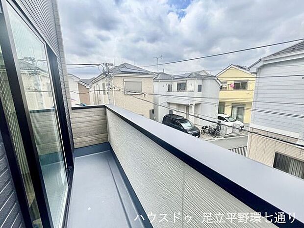 奥行きのあるバルコニーは洗濯物を干しやすく、日々の家事を快適にサポートします。