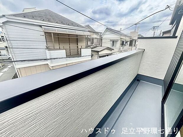 周囲の街並みを見渡せる開放的なバルコニー。光や風を感じながら心地よく過ごせます。