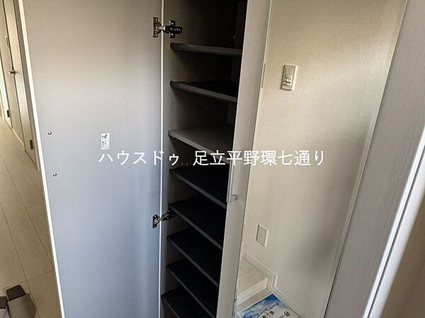 高さ調整可能な棚付きで靴をすっきり収納できる玄関収納を備えています。