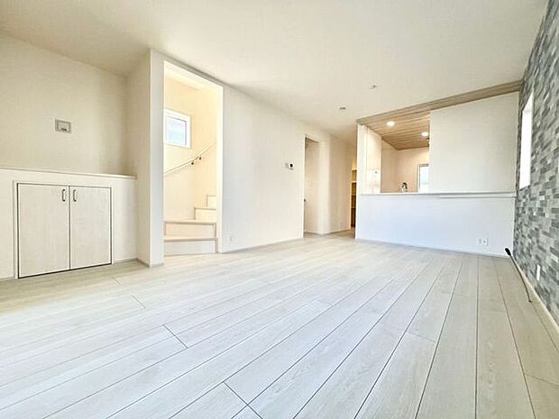 家族が集う広々LDKは対面キッチン採用で会話も弾みます。明るく開放的な快適空間です。