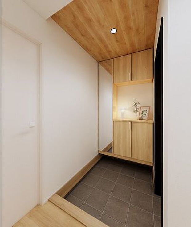 収納充実の玄関スペース。木目天井がアクセントとなり上質感を演出します。