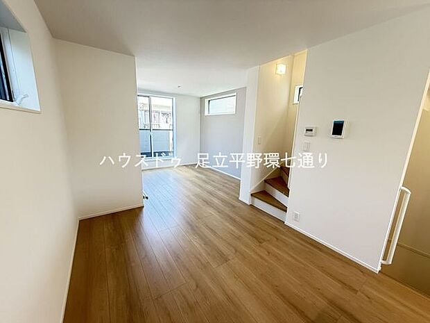 明るい自然光が差し込むLDKは、ご家族が自然と集まる心地よい団らん空間として活躍します。