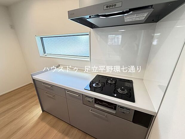 3口コンロ付きシステムキッチンで同時調理もスムーズ。作業スペースも確保され、家事効率が高まります。